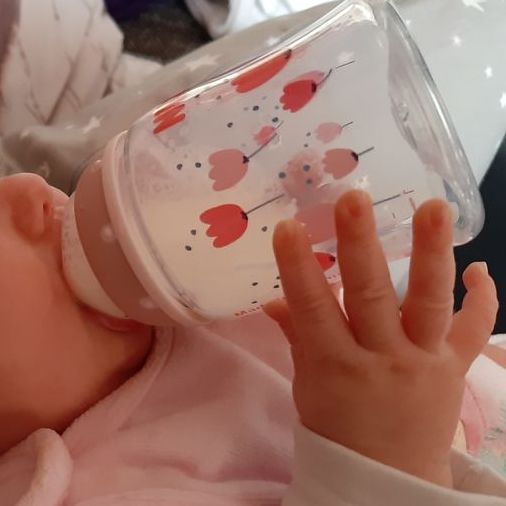 Flasche geben, Bauchschmerzen, welche Flasche, Koliken, Welche PRE-Nahrung, Babywasser, Verdauungsbeschwerden Baby, Baby spuckt häufig, Spuckkind, Spuckbaby, Reflux Baby